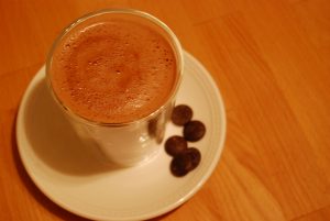 Chocolat chaud maison sur table de bois.