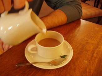 Un homme verse une tasse de chocolat chaud