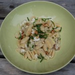 Assiette de pâtes à la rhubarbe, feta, ciboulette